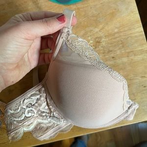 BNWT Pepper “Laidback Lace Bra” in Sienna which is a tab/pinky color. Size 36A.
